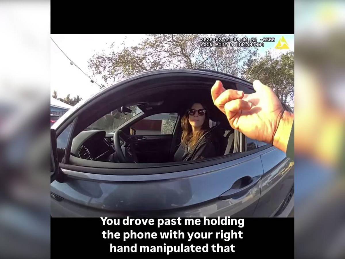 Influencer sin mano derecha fue multada por usar el teléfono mientras conducía