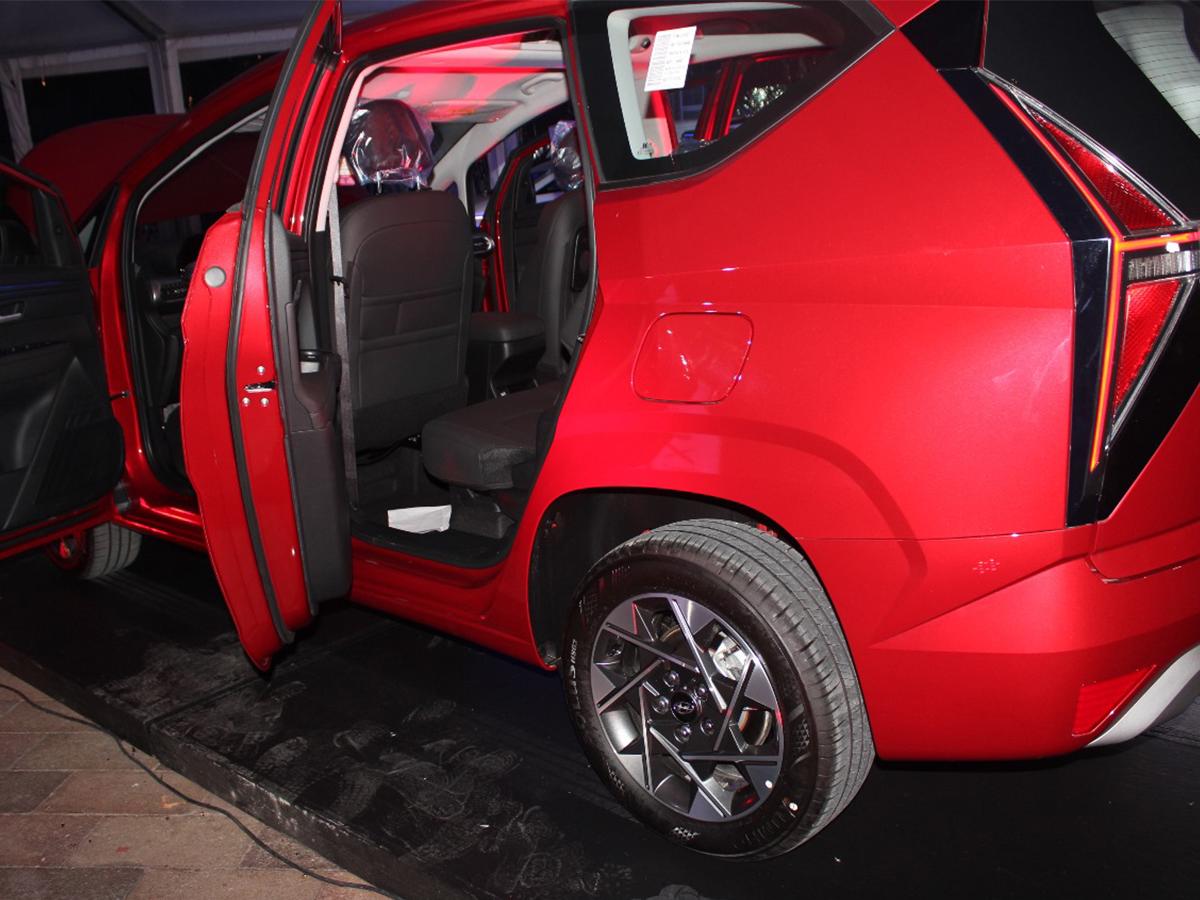 <i>Representación visual de las tecnologías de seguridad del Stargazer, como la cámara de retroceso y las seis bolsas de aire.</i>