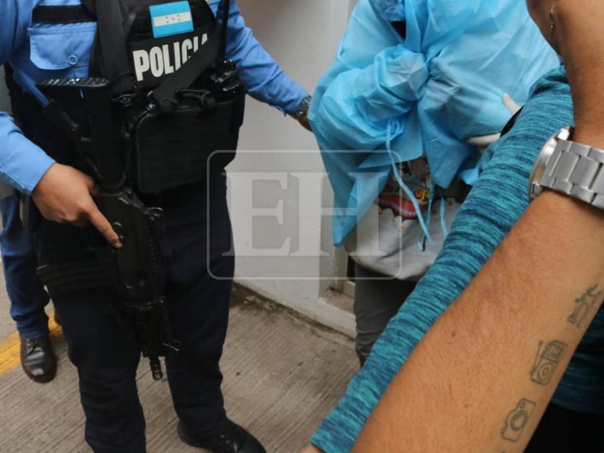 Custodiada y con heridas: así trasladan a madre de niña que murió por disparo en Olancho