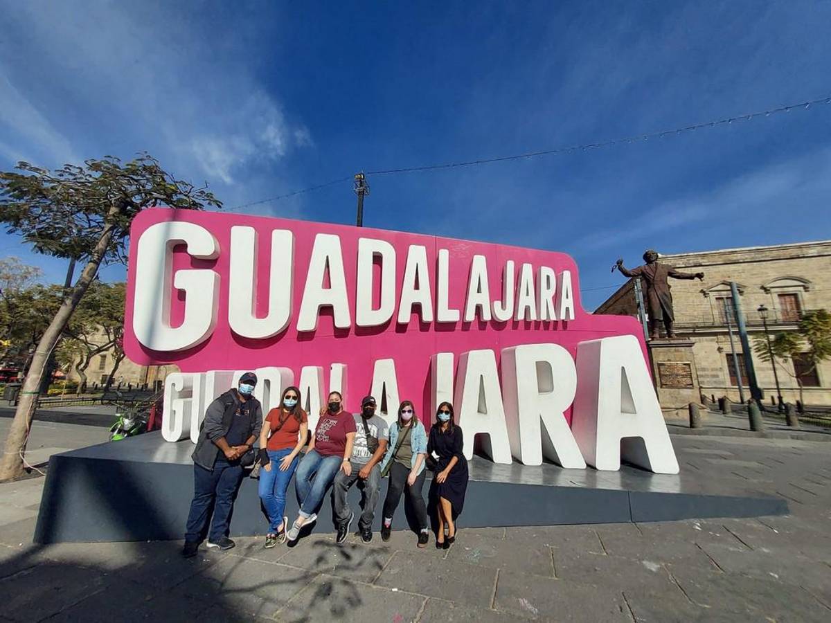 Compartiendo con representantes de la organización Caminamos Juntos en México.