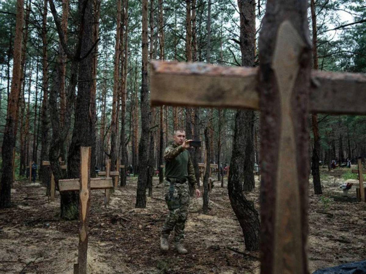 Ucrania afirma que se exhumaron 436 cuerpos en Izium, de los que 30 tenían “signos de tortura”