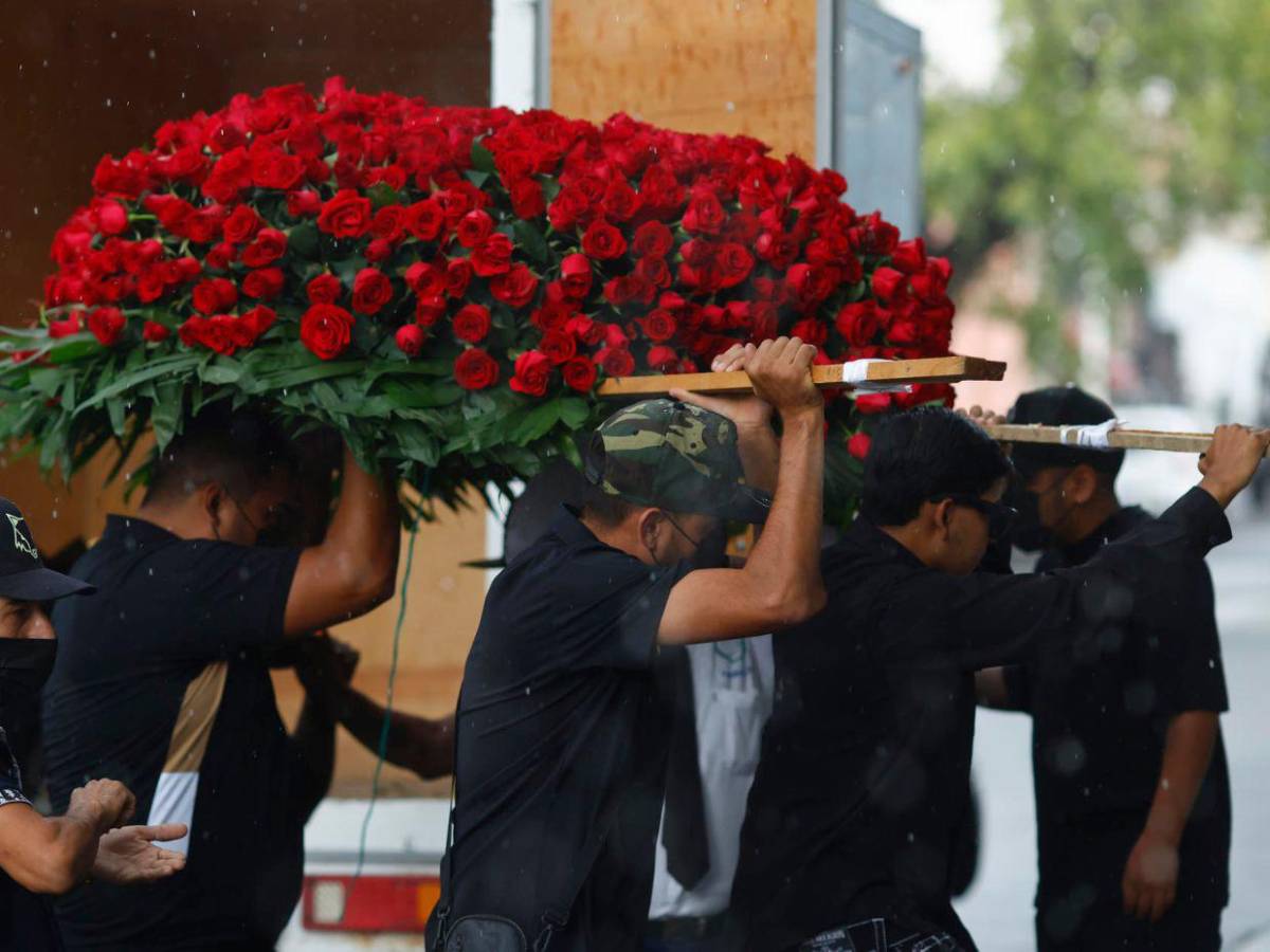 Ataúd de oro, música regional y mucha seguridad: así fue el entierro de El Mencho