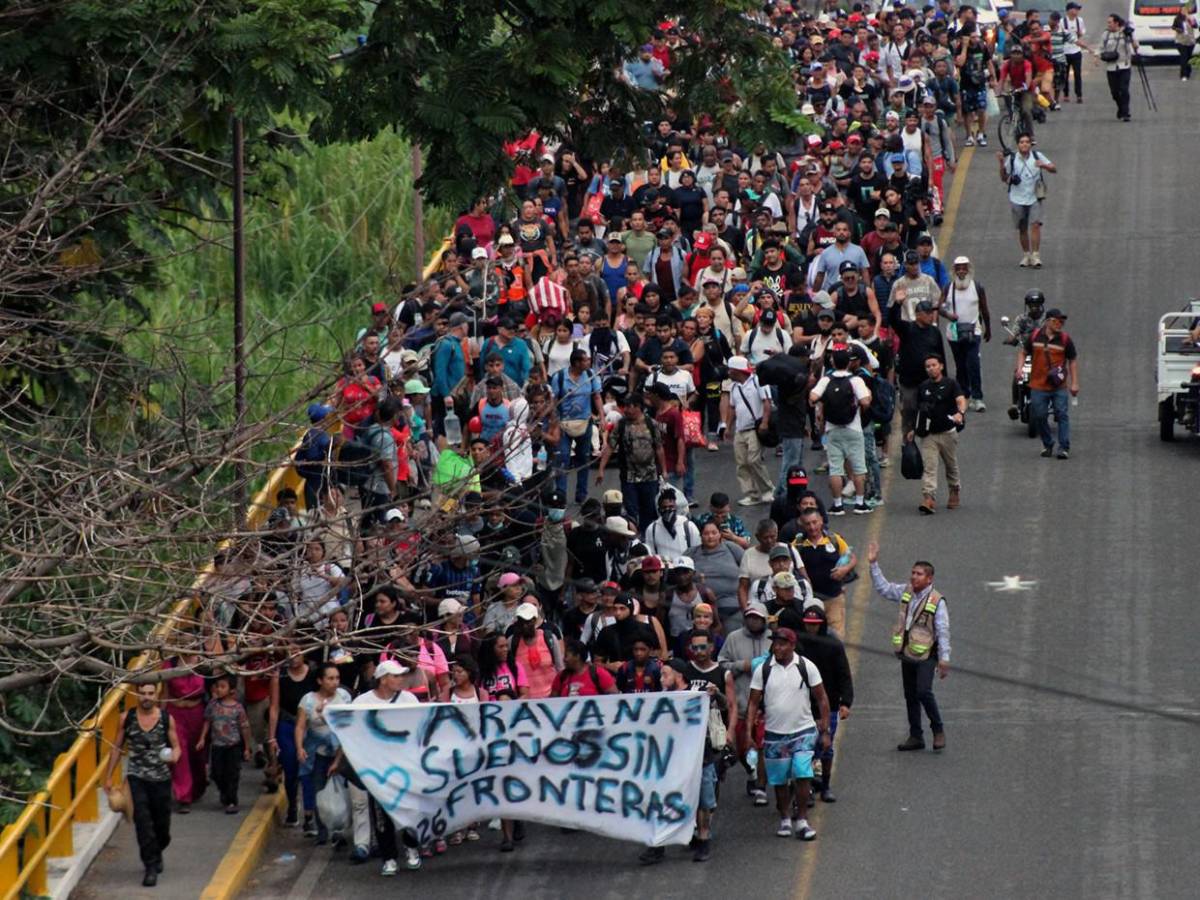 Unos 800 migrantes salen en caravana desde el sur de México hacia la capital