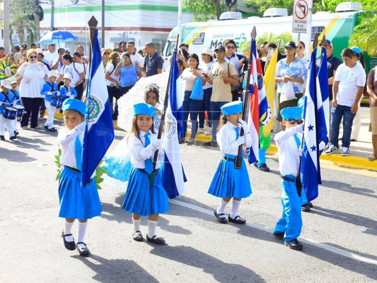 Música, color y ritmo: así se viven los desfiles escolares este domingo en la capital