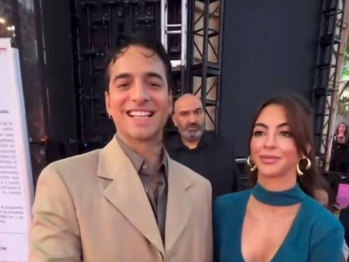 Maluma y su novia derrochan amor en la alfombra de Premio Lo Nuestro 2026