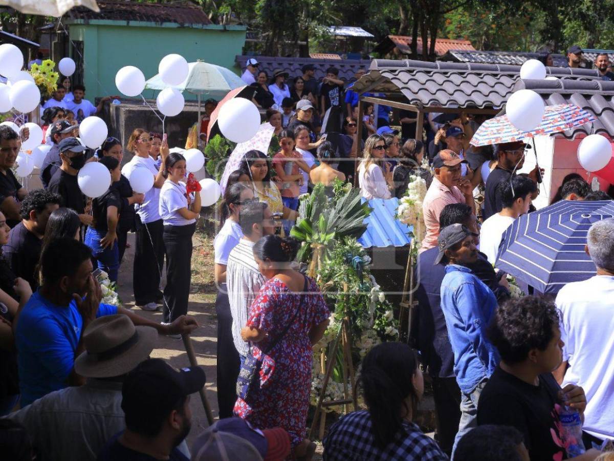 Entre fotos, globos blancos y alabanzas, así fue la sentida despedida de Hernán Martínez