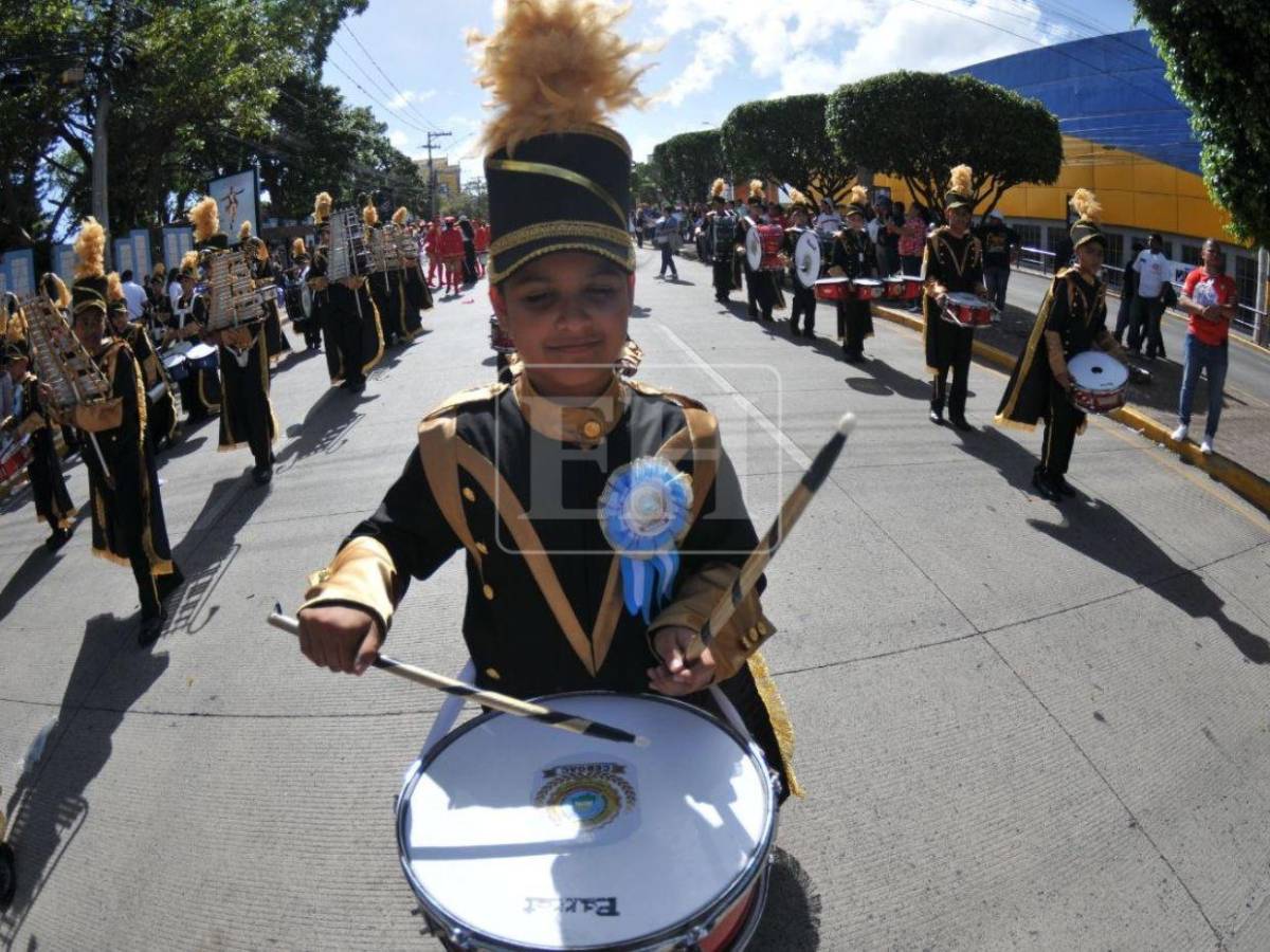Bandas y palillonas engalanan los desfiles escolares en Tegucigalpa
