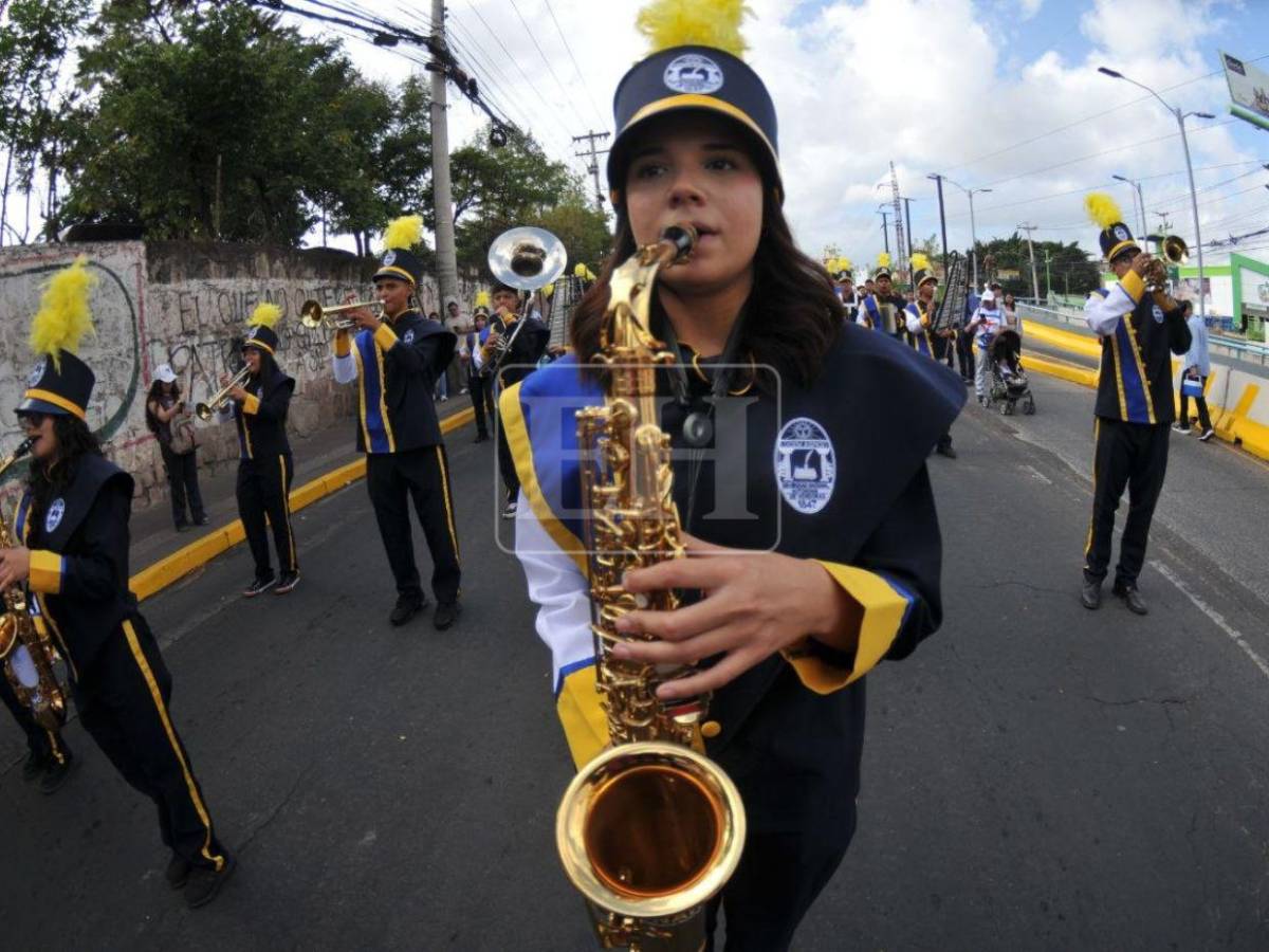 Bandas y palillonas engalanan los desfiles escolares en Tegucigalpa