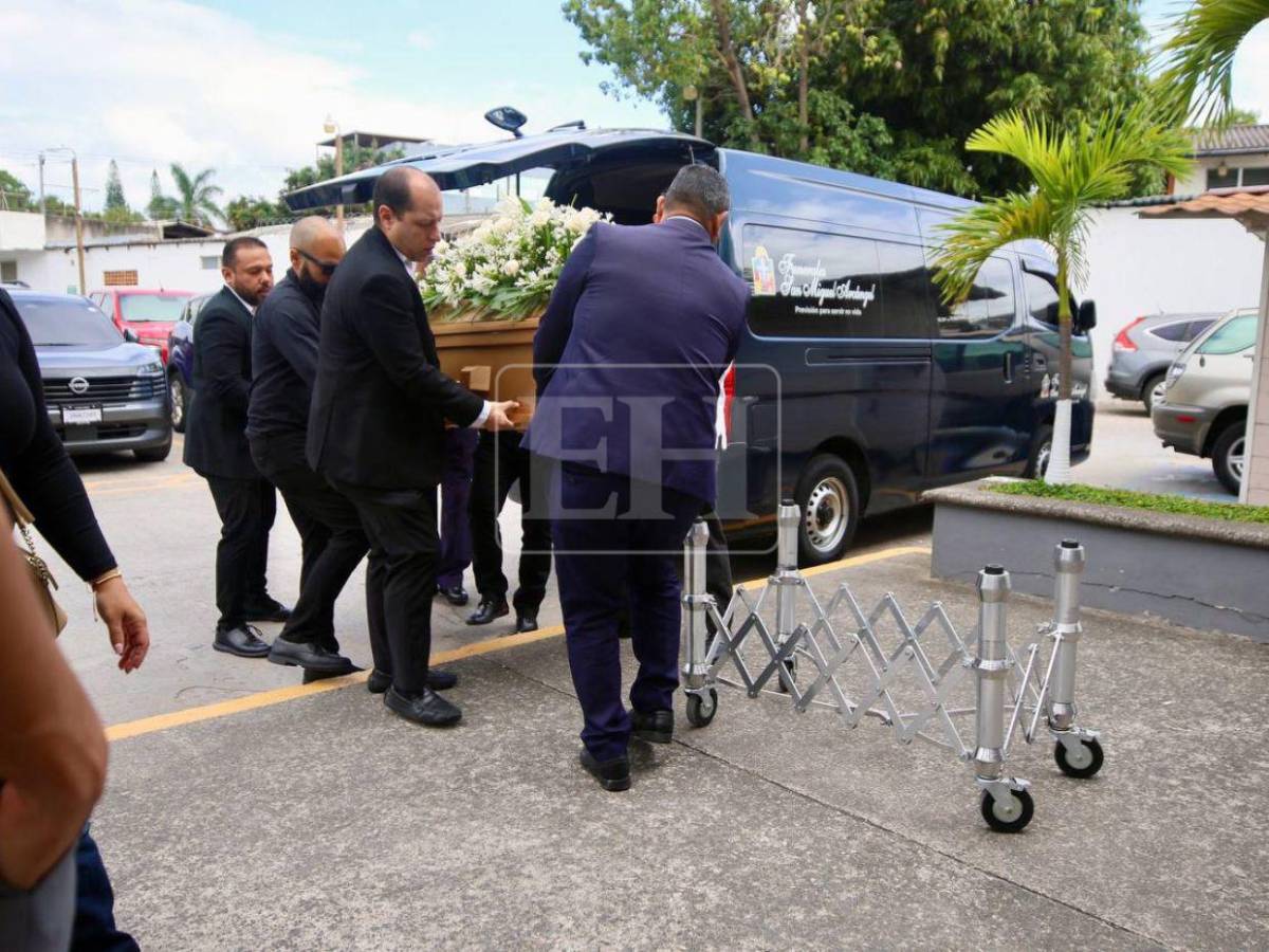 Entre lágrimas y flores, familiares despiden a la chef Sandra Díaz del Valle