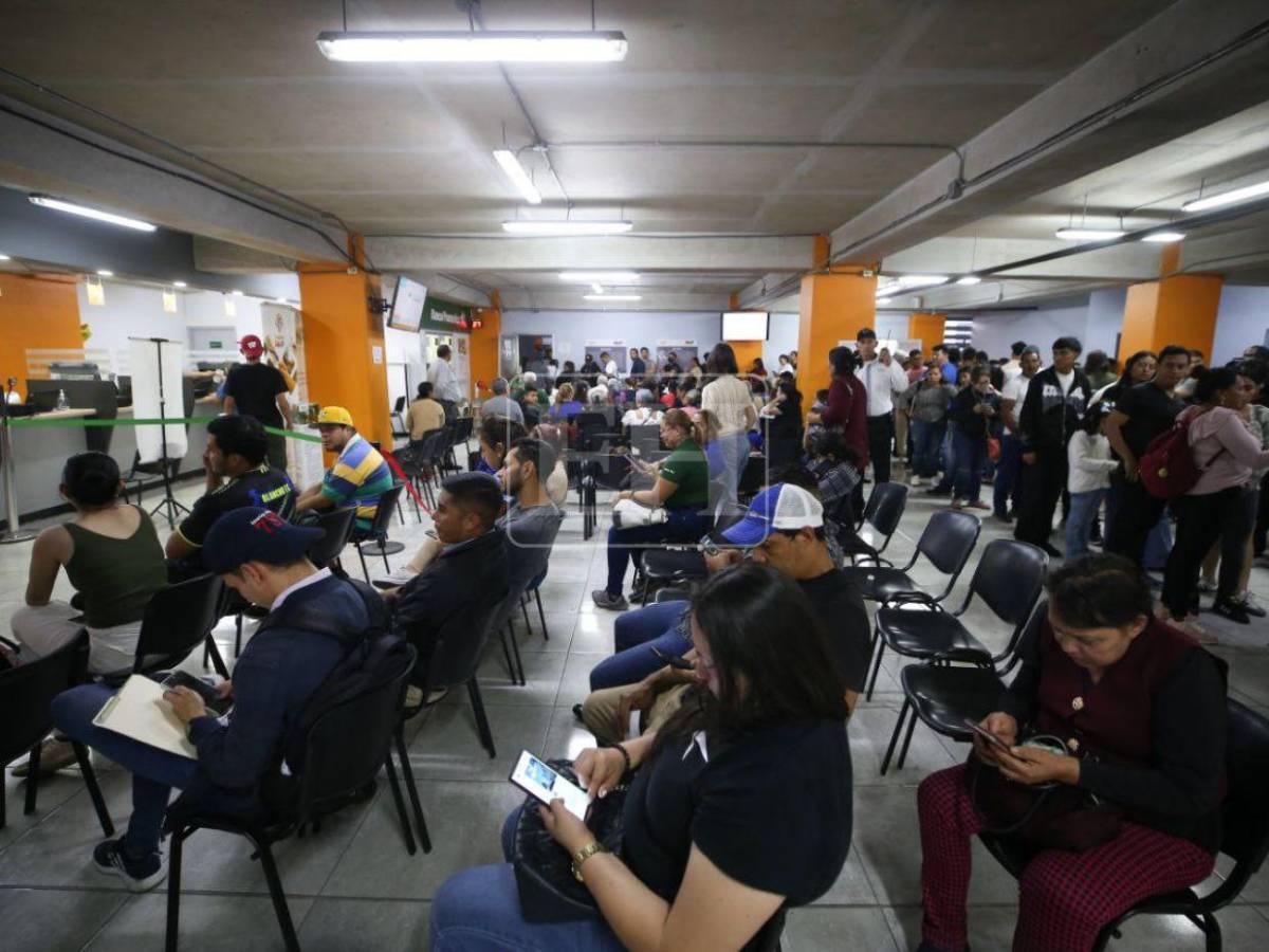 A contrarreloj, hondureños abarrotan el RNP para reclamar su DNI a horas de las elecciones