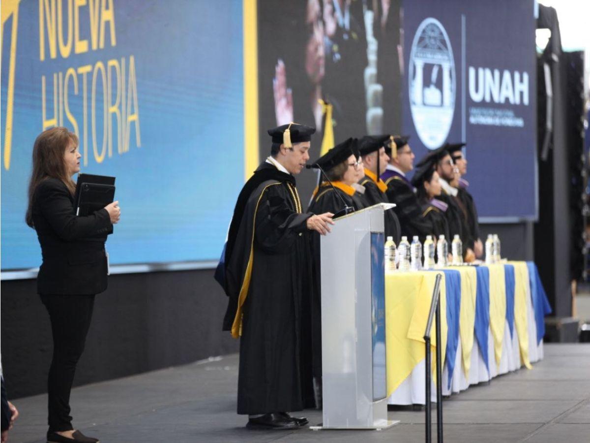 Celebraciones emotivas, orgullo y esfuerzo: más de 1,500 universitarios reciben su título