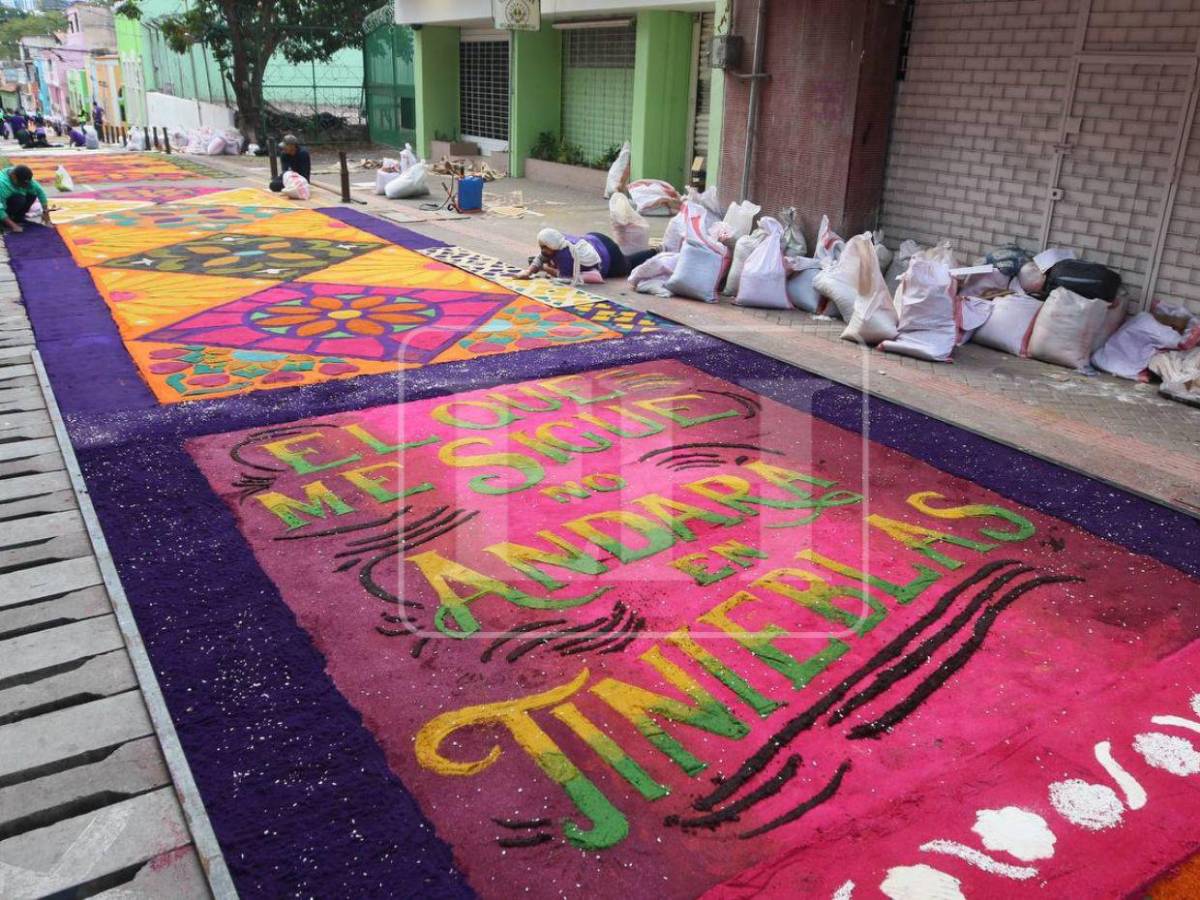 Arte, fe y devoción: Avenida Cervantes luce colorida con las alfombras de aserrín