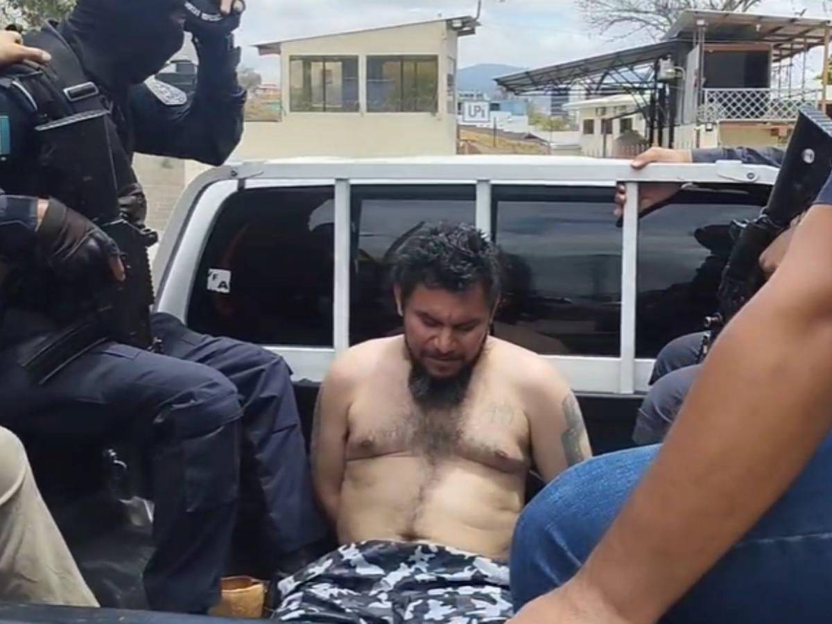 'Rifando' al ser capturado: El Rayo Santana, máximo líder de la Pandilla 18 en la capital 'Rifando' al ser capturado: El Rayo Santana, máximo líder de la Pandilla 18 en la capital
