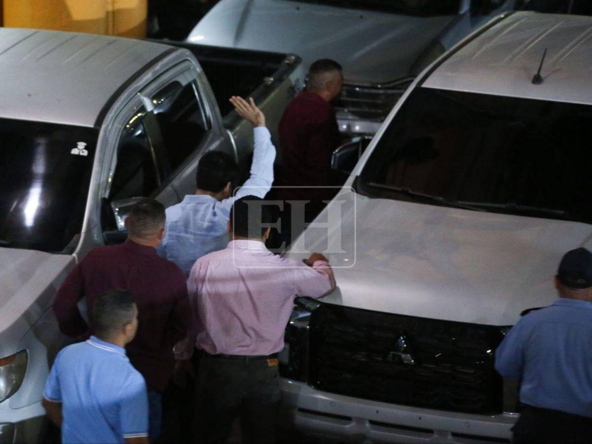 Con el puño en alto y con una sonrisa: así salió Johel Zelaya del Congreso