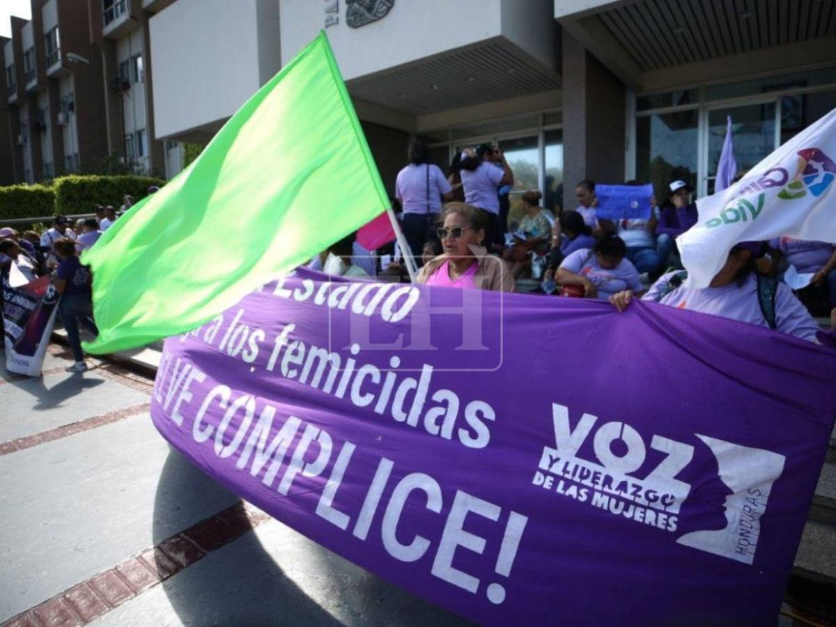 Colectivos feministas exigen justicia en los casos de femicidios frente a la Corte Suprema
