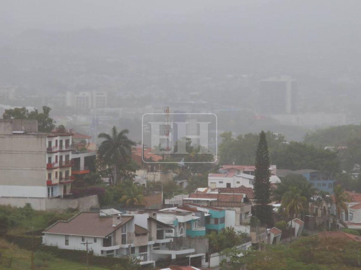 Lluvias intermitentes dejan calles mojadas y tránsito lento en Tegucigalpa