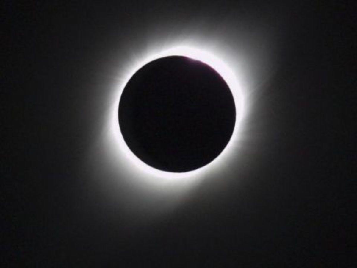 La imagen muestra un eclipse solar total.