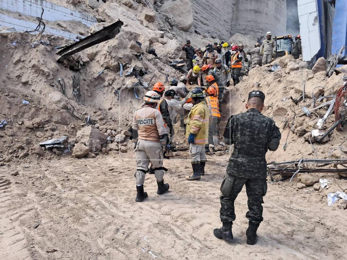 Mediante cadena humana fue el doloroso rescate de los restos de don Félix Núñez