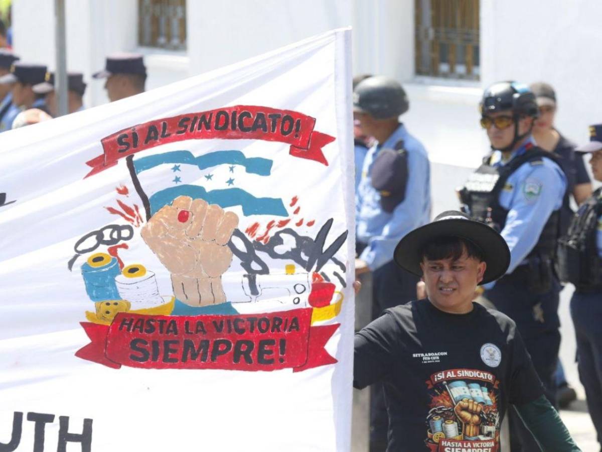 Con pancartas y exigencia de sus derechos, cientos marchan el Día del Trabajador en SPS