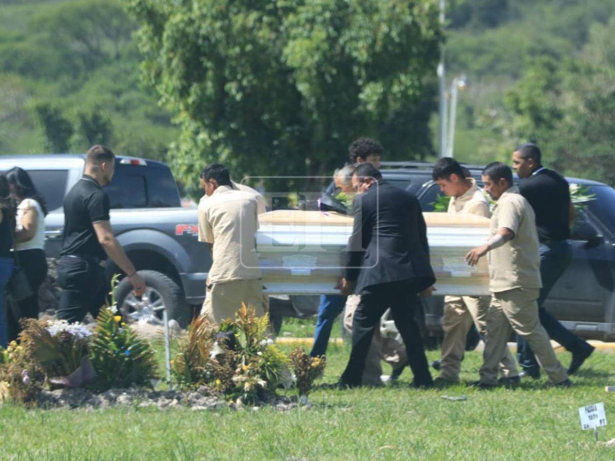 Doloroso último adiós a Claudia Garay, víctima del trágico derrumbe en la capital