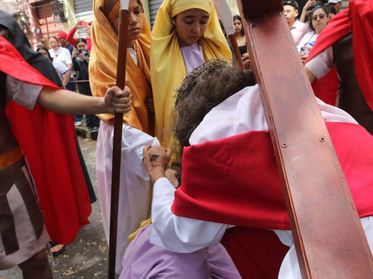 Juventud católica abraza la tradición y mantiene vivo el Vía Crucis