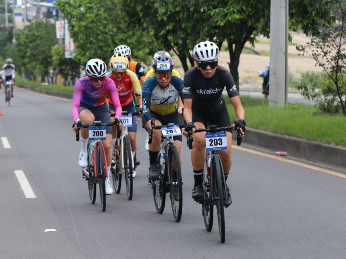 Con pasión y determinación, mujeres pedalean por el primer lugar en la Vuelta Ciclística EL HERALDO