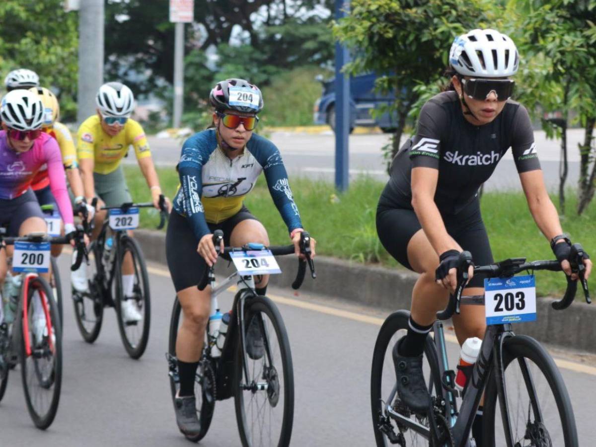 Con pasión y determinación, mujeres pedalean por el primer lugar en la Vuelta Ciclística EL HERALDO