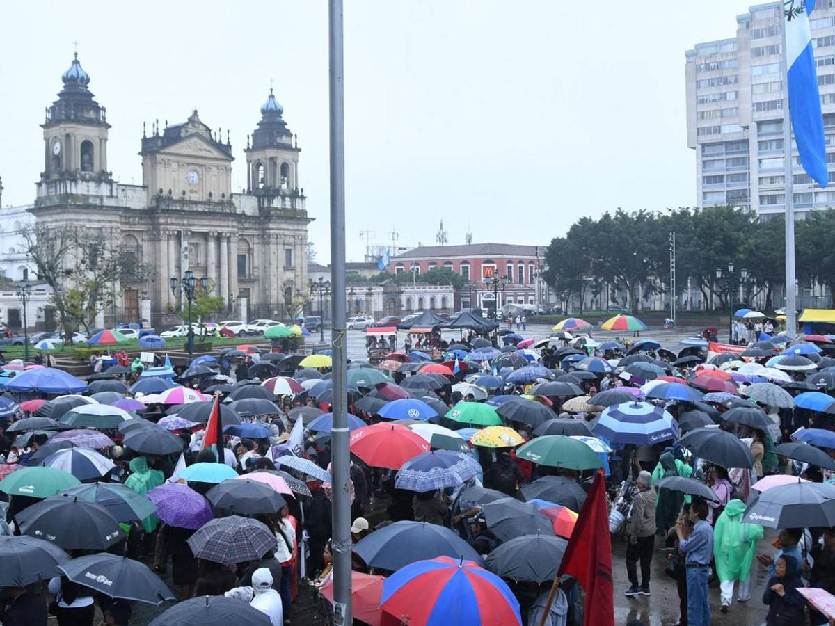 Rituales mayas y pedidos de justicia en masiva despedida a exfiscal Francisco Foppa en Guatemala