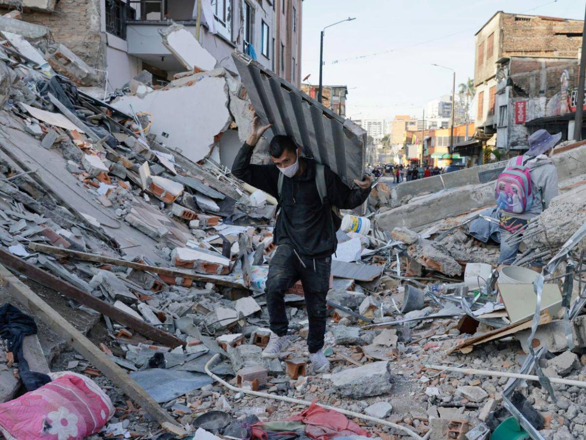 En fotos: Las primeras luces del día revelan la magnitud del terremoto en Colombia