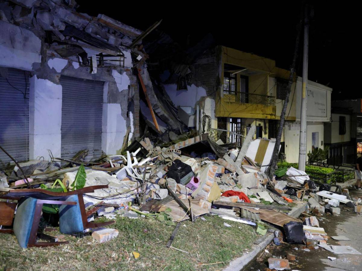 En fotos: Las primeras luces del día revelan la magnitud del terremoto en Colombia