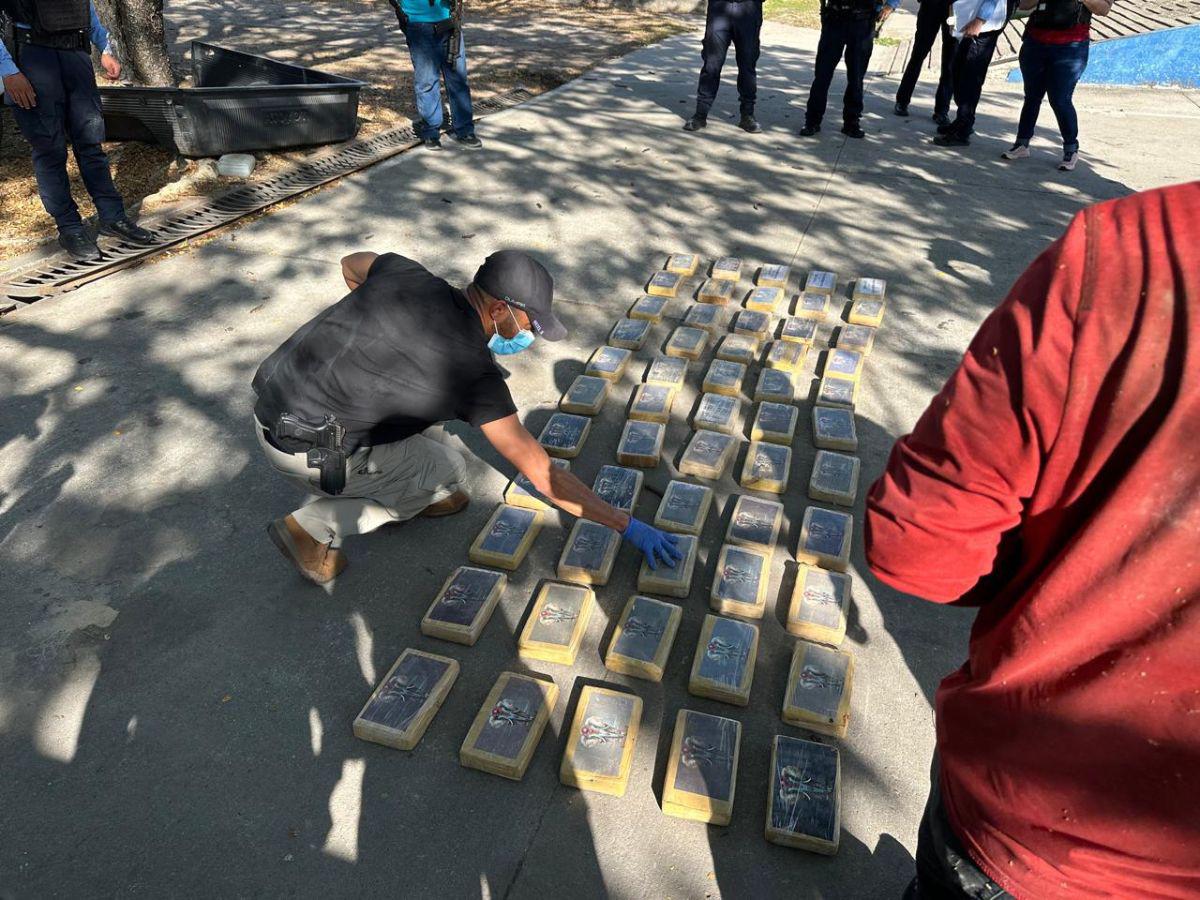 Más de 80 paquetes de supuesta cocaína: así los descubrieron ocultos en un pickup