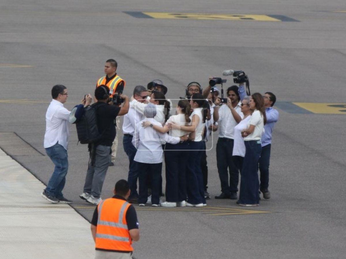 Momento en que Juan Orlando Hernández bajó del avión en Honduras y abrazó a su familia