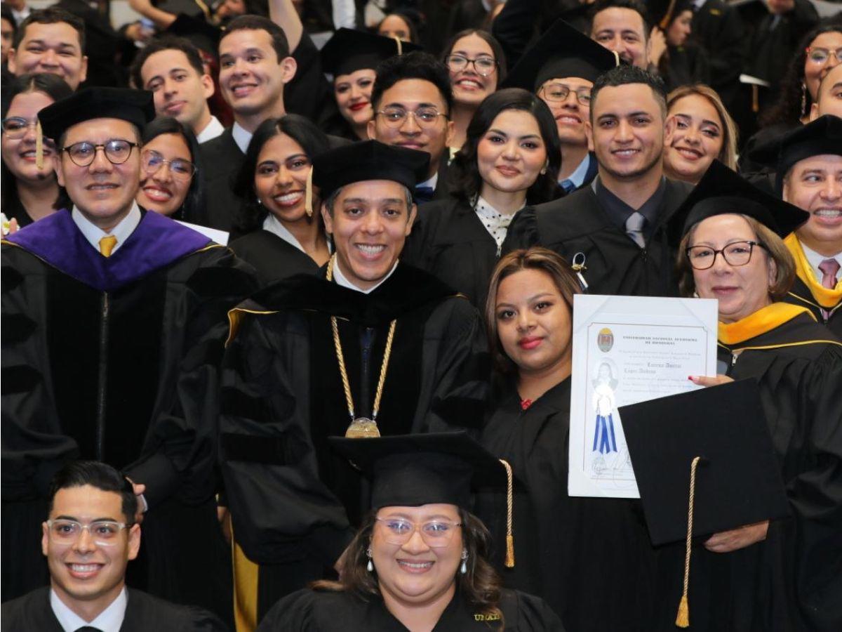 Celebraciones emotivas, orgullo y esfuerzo: más de 1,500 universitarios reciben su título