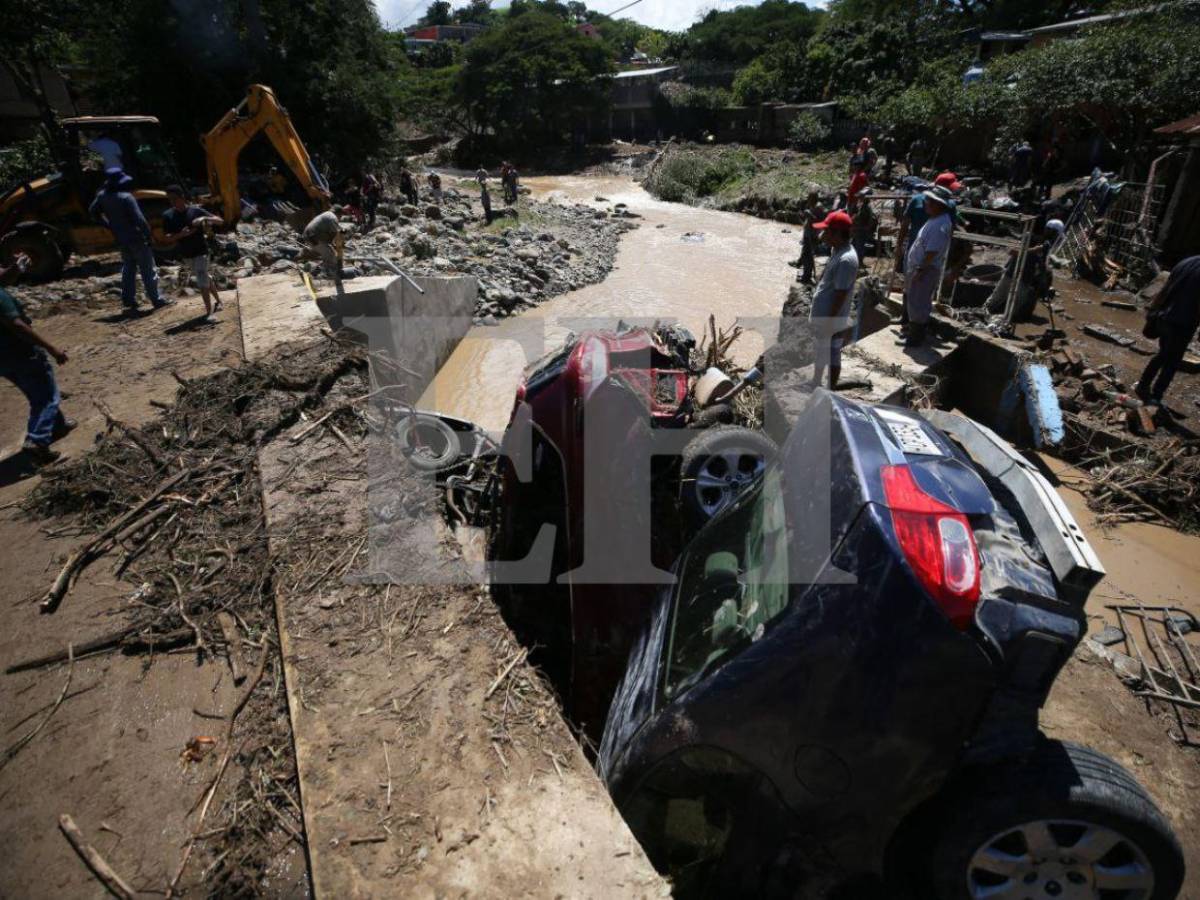 Casas inundadas y carros volcados: el caos en Río Abajo por las lluvias