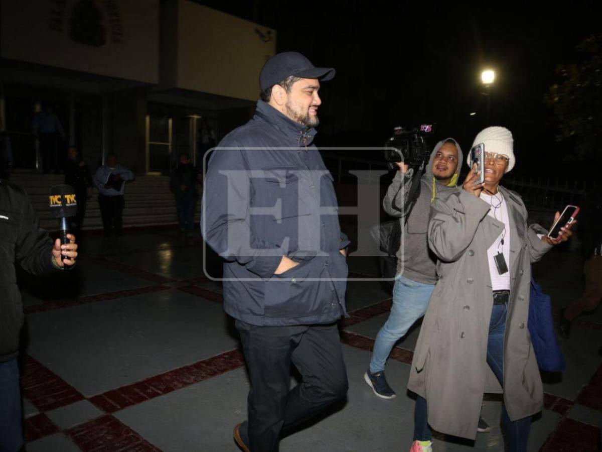 Con una sonrisa, así salió Cardona de la CSJ tras recibir arresto domiciliario