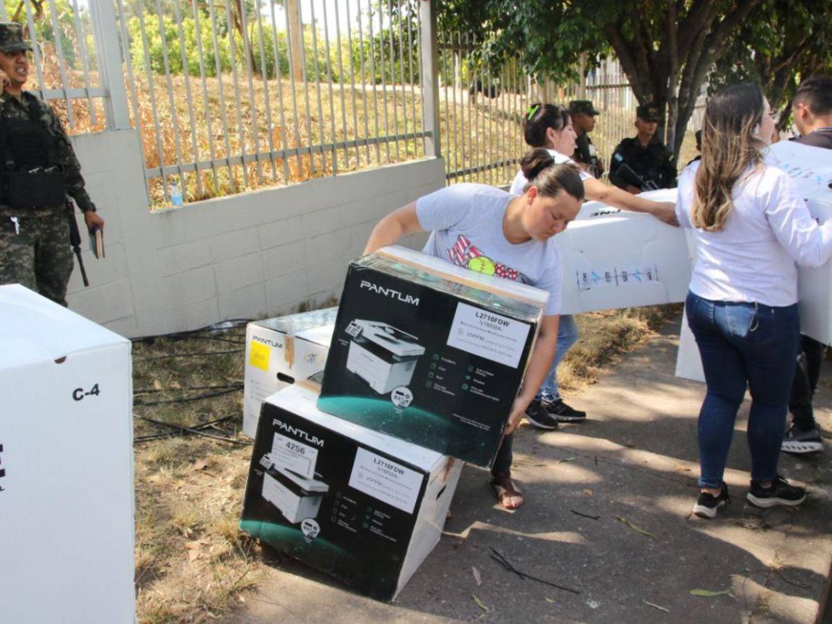 En plena calle dejan maletas electorales con retraso de más de nueve horas de entrega