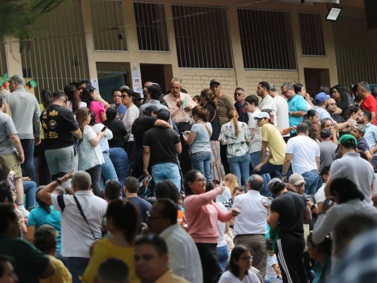 Masiva afluencia de votantes se reporta en la Villa Olímpica y otras zonas de la capital