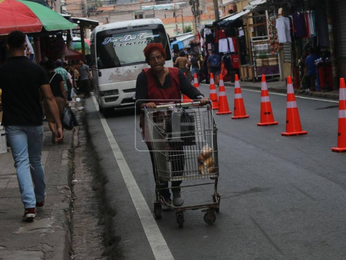 ¡Despejadas! AMDC libera aceras de la cuarta avenida de Comayagüela