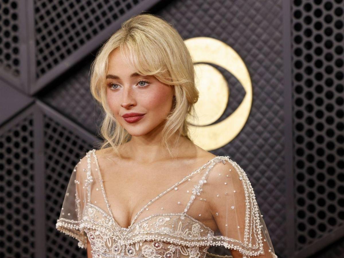 Sabrina Carpenter cautiva con romántico diseño en la alfombra roja de los Grammys 2026