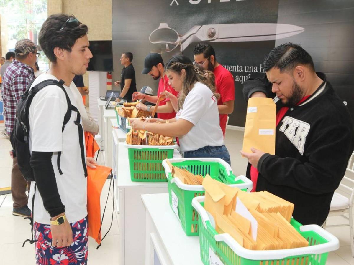 Entrega de kits en el arranque de la Vuelta EL HERALDO 2025, que reúne a mil ciclistas en Honduras