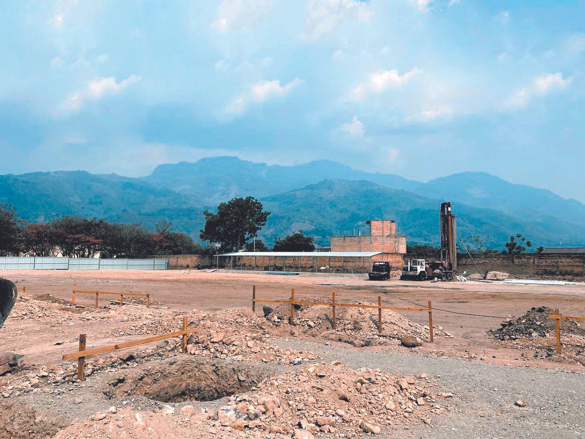 Avanza construcción de tres centros hospitalarios con fondos nacionales