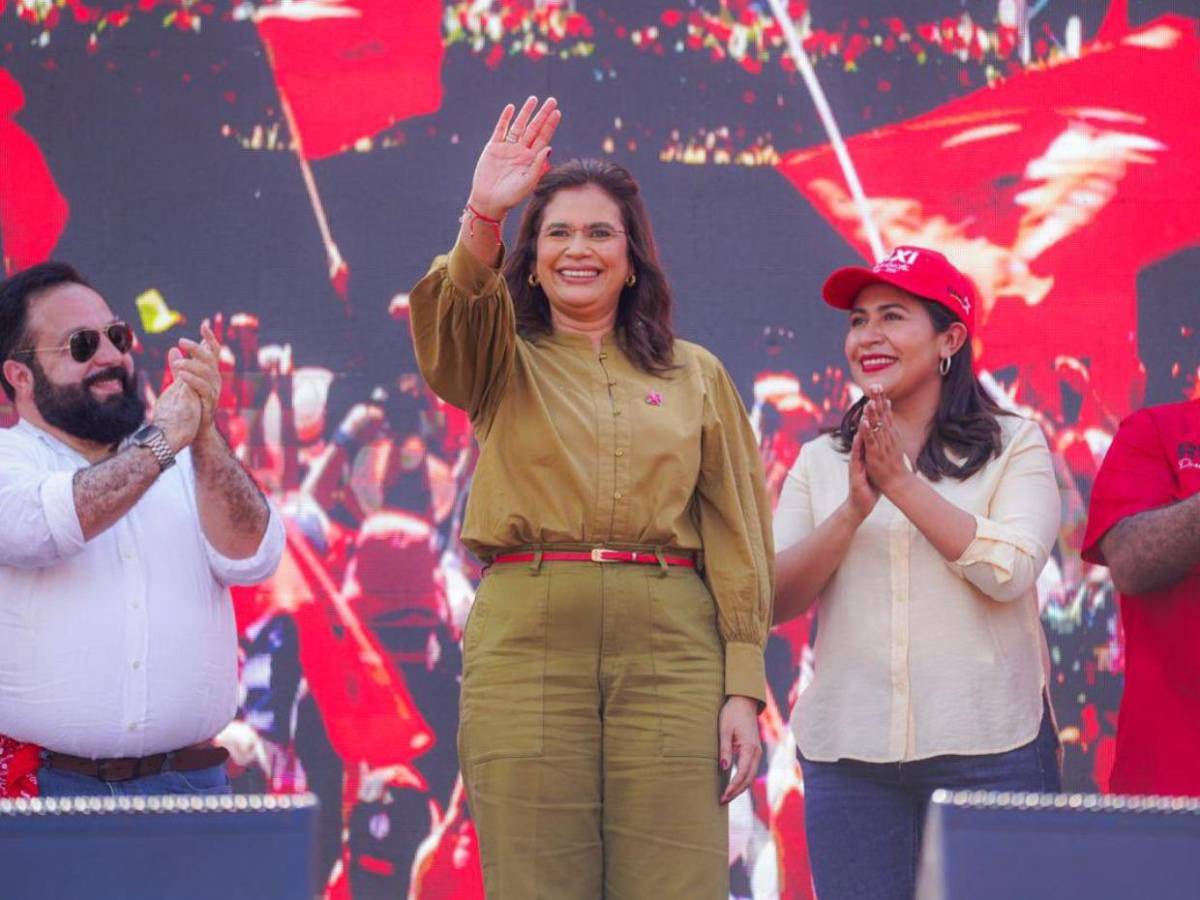 Pese a ser suspendida de Libre, Isis Cuéllar participó en marcha del partido en SPS