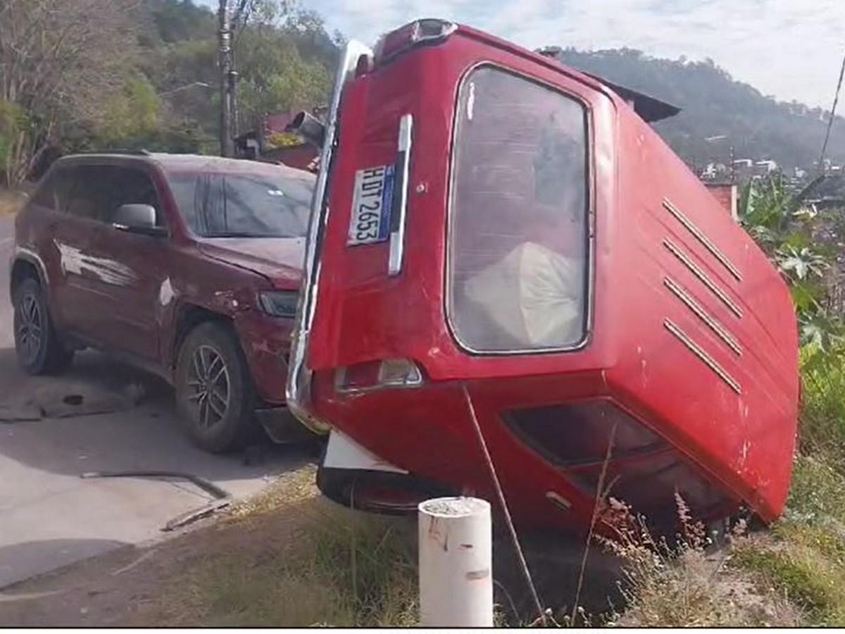 La camioneta roja estuvo a punto de rodar hacia la hondonada.