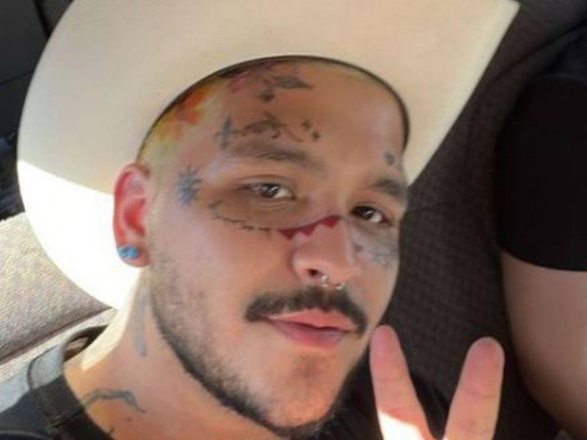 ¿Otro? Christian Nodal se tatúa diseño del pueblo Seri en su nariz