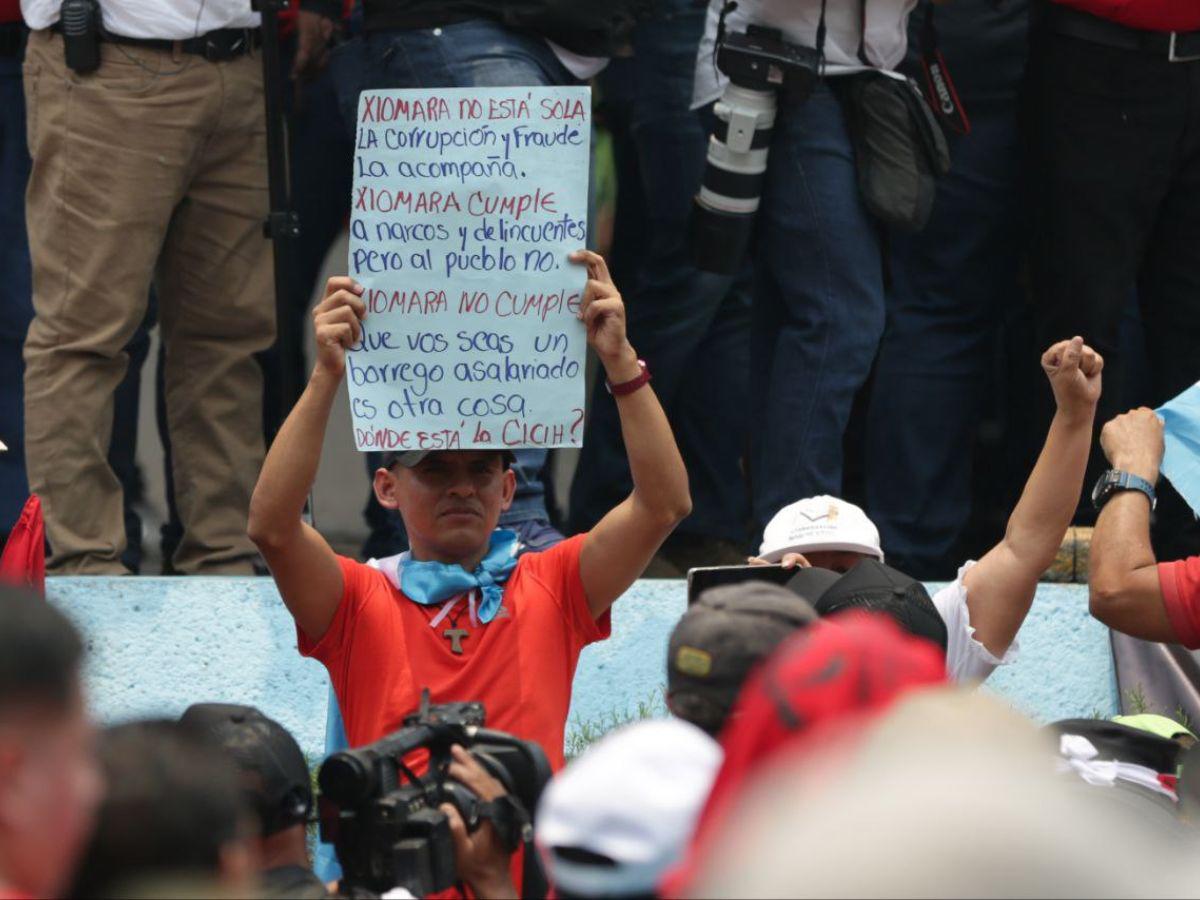 Norman Mondragón llegó a la marcha como forma de protesta contra el gobierno.
