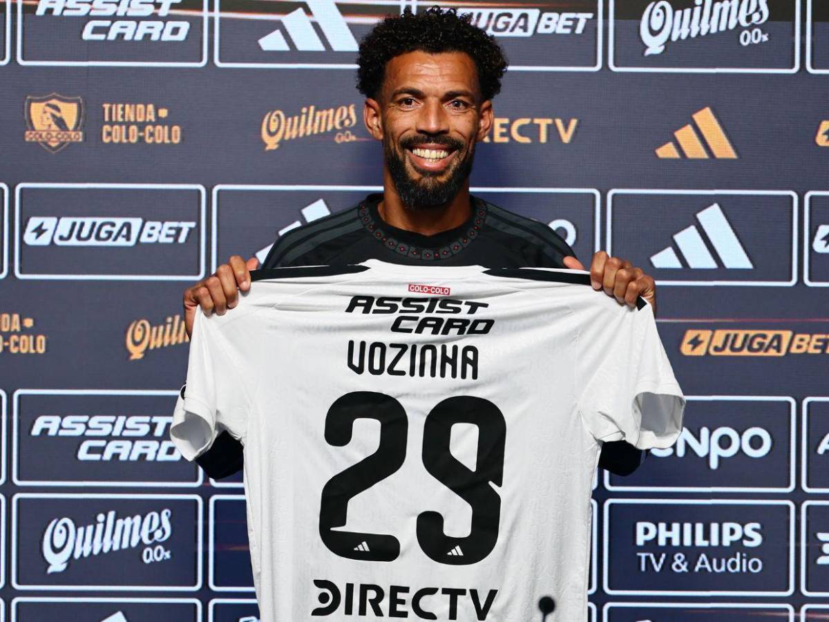 ‘Vozinha’, un refuerzo que cayó del cielo a Colo Colo como su camiseta en la bienvenida