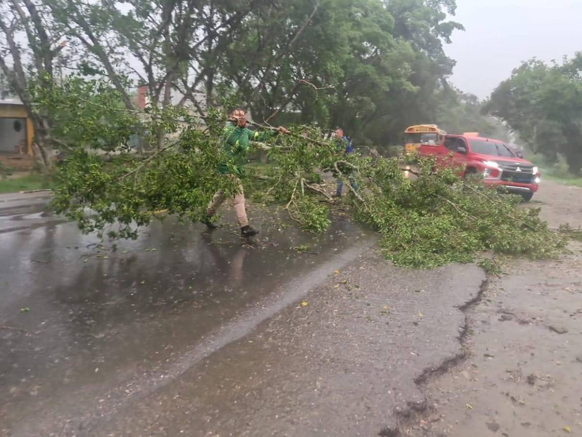 Media hora de lluvia colapsa calles y provoca caos vial en San Pedro Sula