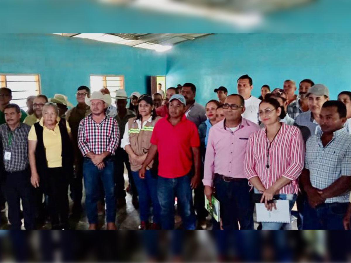 La ministra Laura Suazo junto al grupo de productores beneficiados en el Valle de Jamastrán.