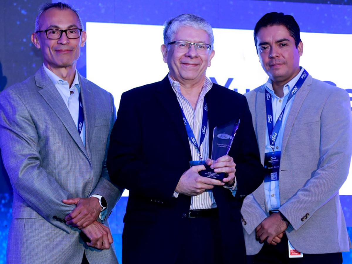 <i>Ingeniero José Luis Ramírez, gerente general de Yude Canahuati Ford, recibe el premio de parte de ejecutivos de Ford Motor Co.</i>