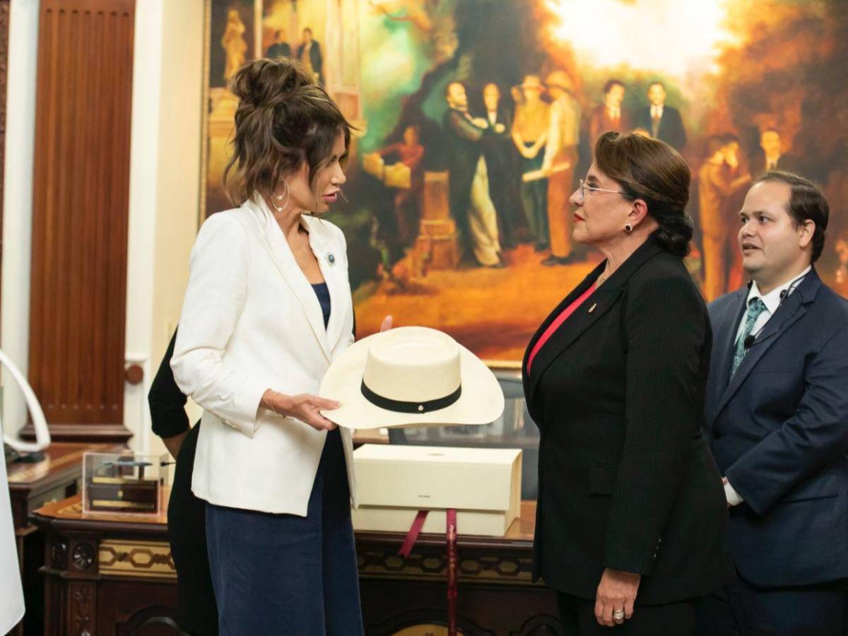 ¿Qué le regaló Xiomara Castro a Kristi Noem, secretaria de Seguridad Nacional de EE UU?